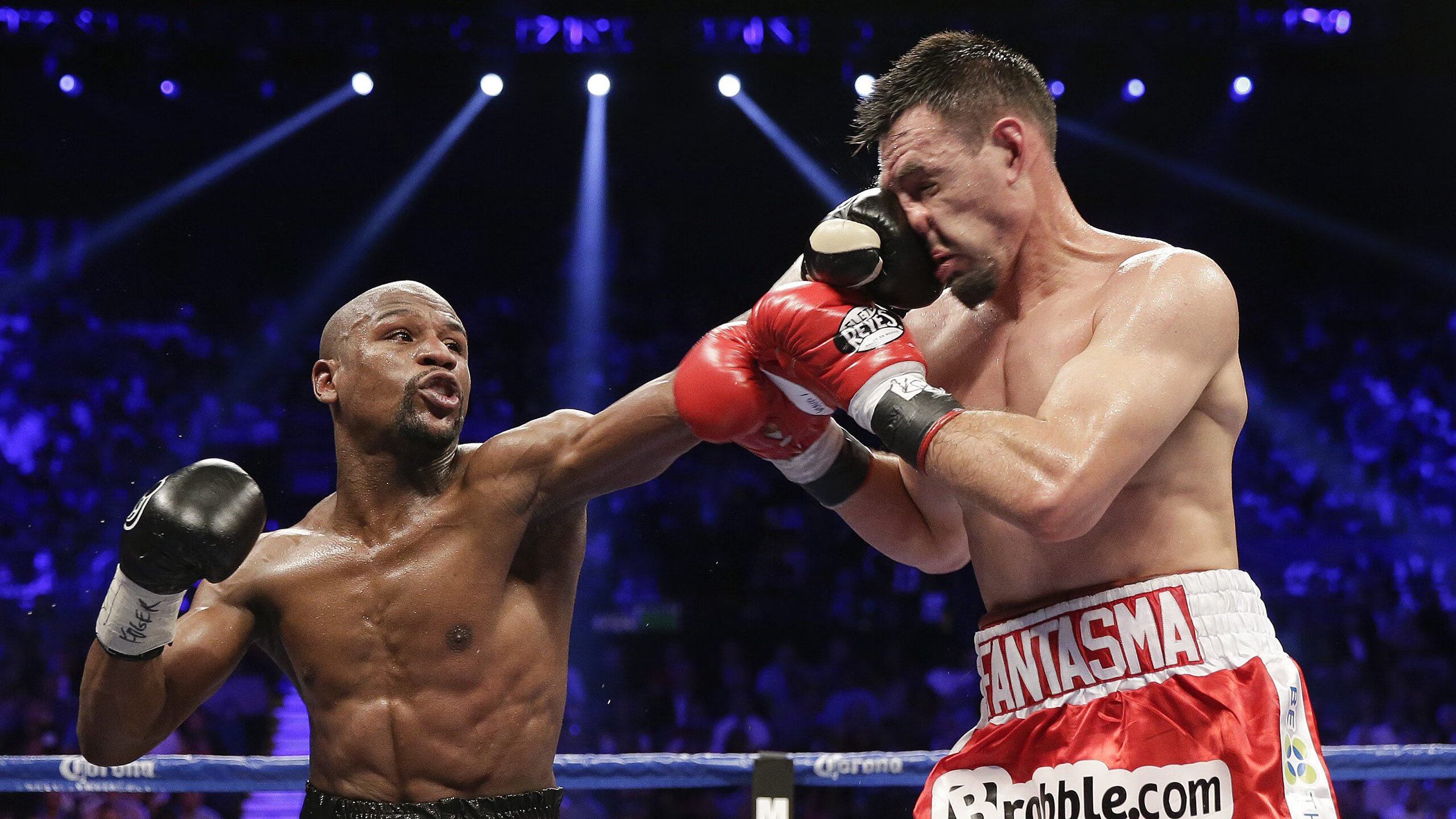 “羽毛球挑战:高新体育中心赛场极速对决成观众焦点”